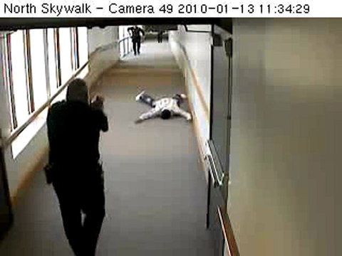 0354 - Régis veut traverser une vitre blindée