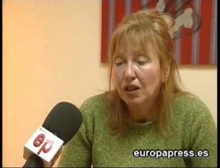 Una mujer entrega a su hijo al padre por falta de medios