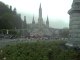 A Lourdes, alors que je filmais sur l'esplanade, la statue de la Vierge Marie sous la pluie; les nuages ont brusquement disparu : Miracle ?