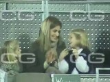 Letizia juega tiernamente con las niñas