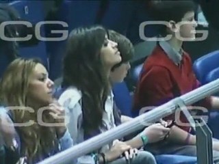 Sara Carbonero con sus amigas en el partido