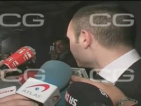 Andrés Iniesta felicita a Leo Messi