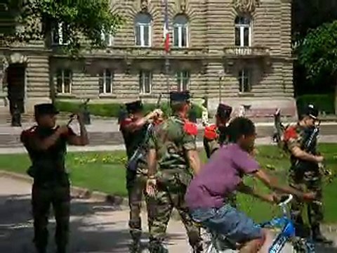 Strasbourg -Dépot de gerbe Monument aux morts - 1ere dfl/1ere brigade mécanisée mai 2011