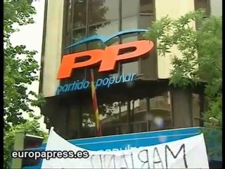 Unas 200 personas se concentran ante el PP en Madrid