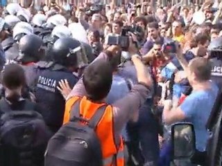 İspanya'da polisten göstericilere sert müdahale: 100...