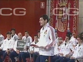 Iker Casillas recibe la medalla de oro