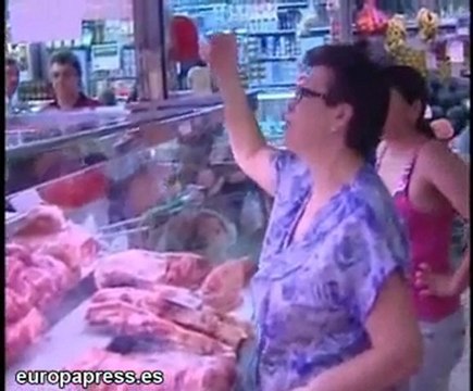 Los mercados madrileños reciben a numerosos compradores.