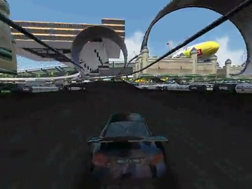 Trackmania roulant en dessous de l'herbe