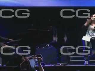 Malú, pletórica en "La noche de Cadena 100"