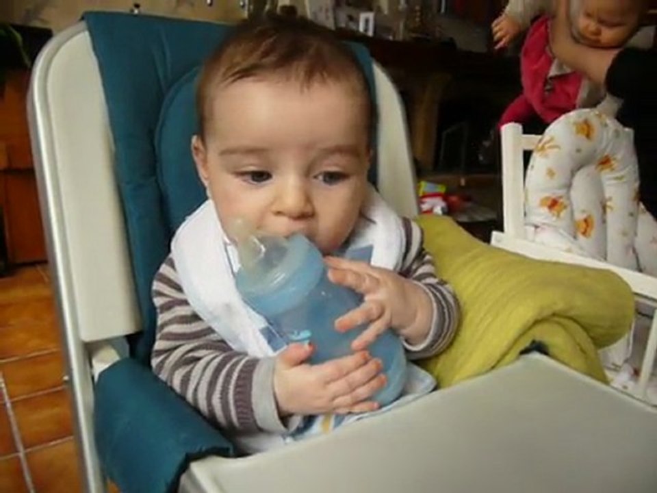 Elyas au biberon trompette