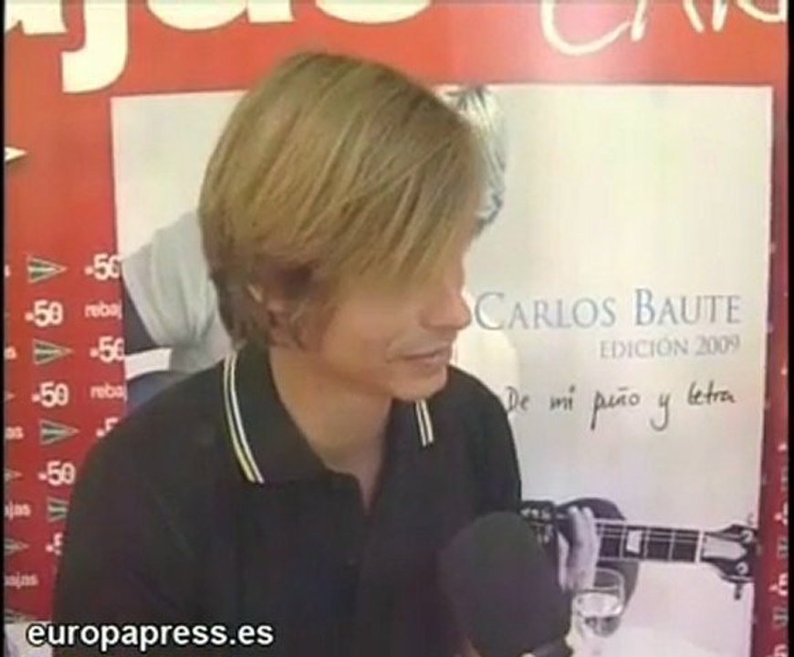 Carlos Baute firma discos rodeado de fans