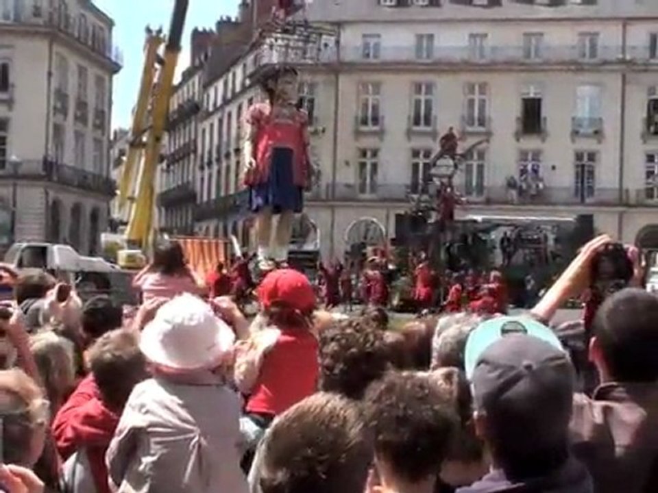 Royal de Luxe -1- 27/05/11 Nantes Réveil petit géante