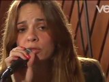 Ana Lys canta 'Can't Take My Eyes Off You'