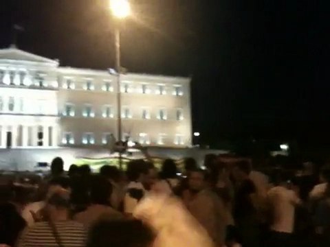 Οι Αγανακτισμένοι Μένουν Σύνταγμα