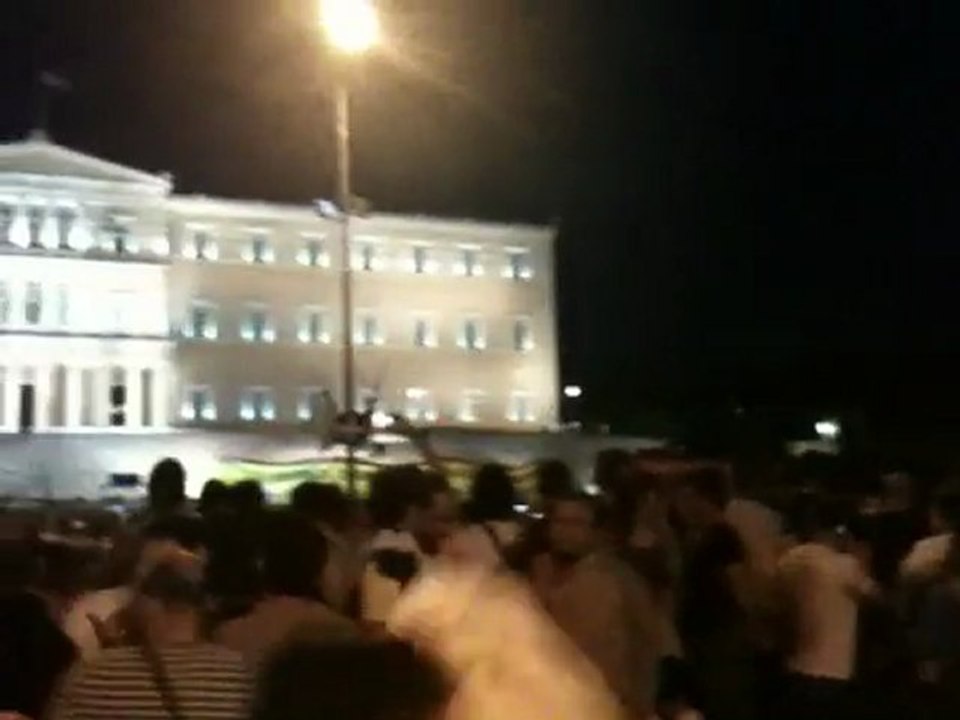 Οι "Αγανακτισμένοι" Μένουν Σύνταγμα