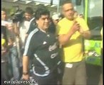 Maradona y el Kun hacen escala en Barajas
