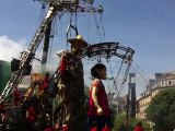 Royal de Luxe à Nantes : Le Grand Géant, le chien El Xolo et la Petite Géante