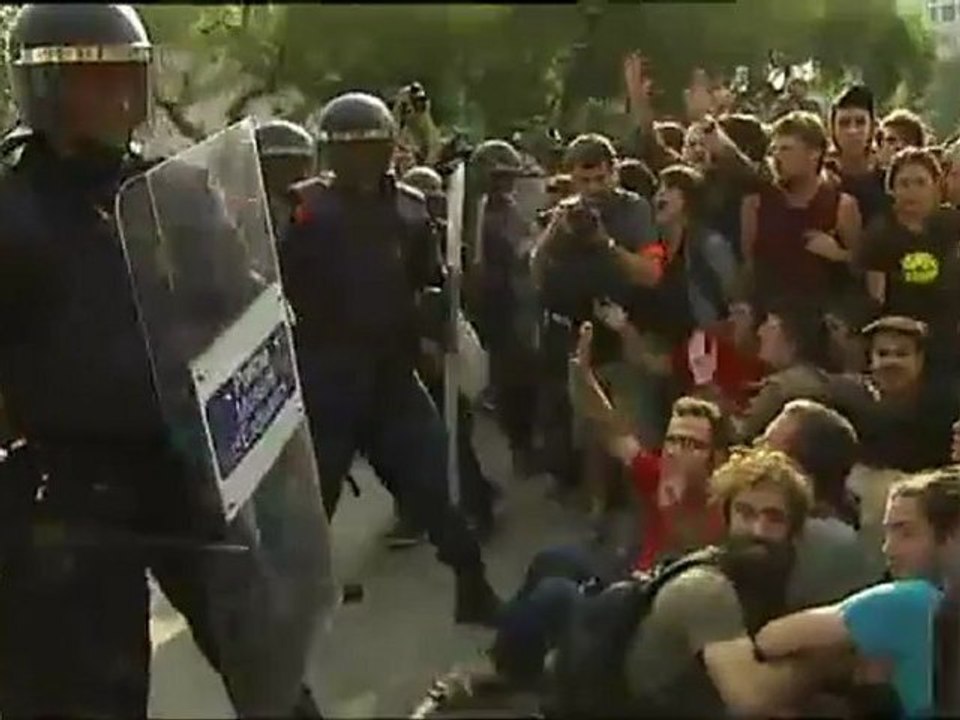 Quand la jeunesse espagnole monte au créneau, la police réplique
