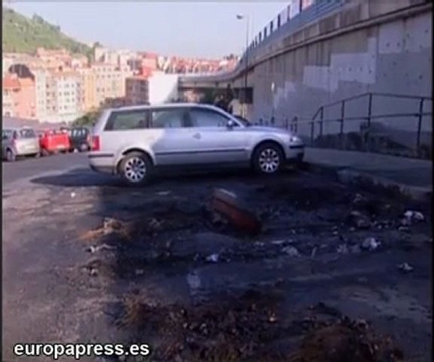 Encapuchados queman autobús en Bilbao