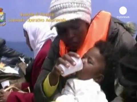 Lampedusa adasına 900 Afrikalı göçmen daha ulaştı
