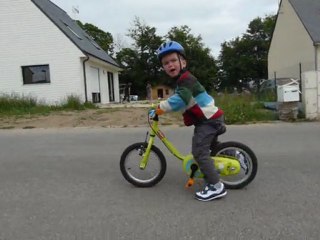 Aodren fait du vélo à 2 roues - acte 2
