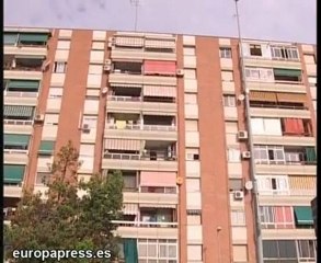 Cae encima de un hombre al intentar suicidarse