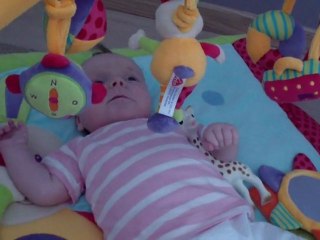 28-05-2011 sur son tapis d'éveil