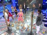 Miriam Sanchez bailando y haciendo una prueba con sus compañeros en el debate