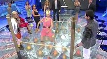 Miriam Sanchez bailando y haciendo una prueba con sus compañeros en el debate
