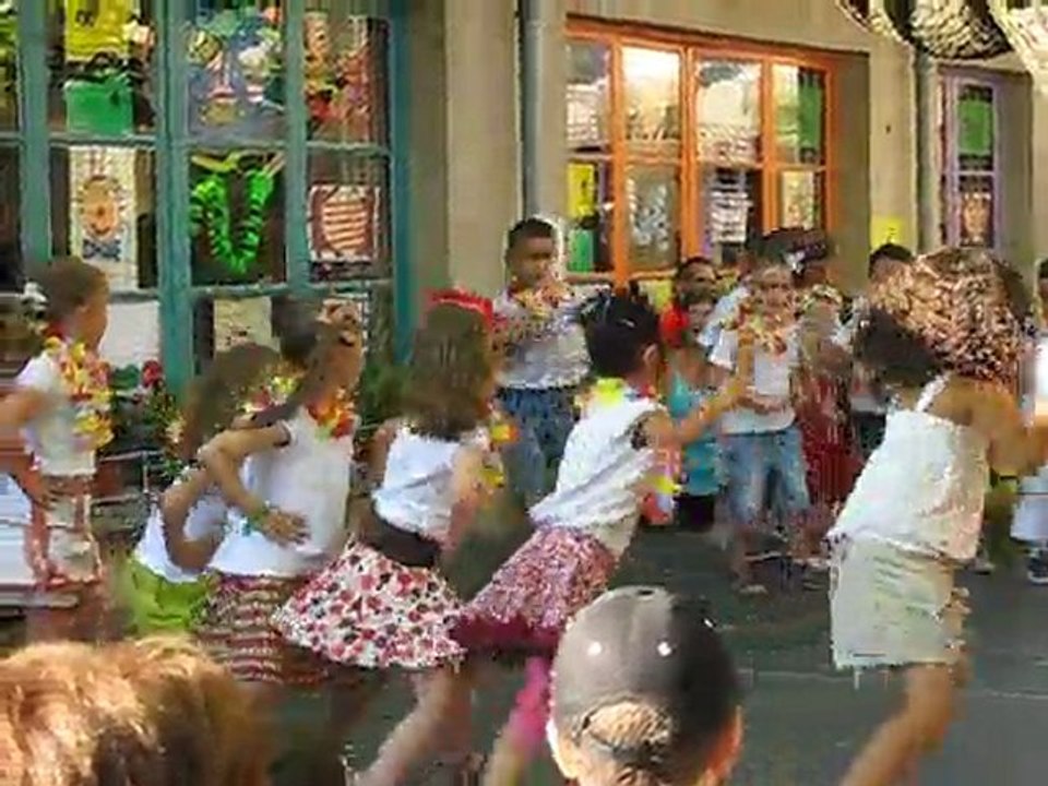 Emilie bailando