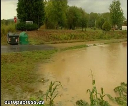 Las lluvias cortan una carretera en Vizcaya