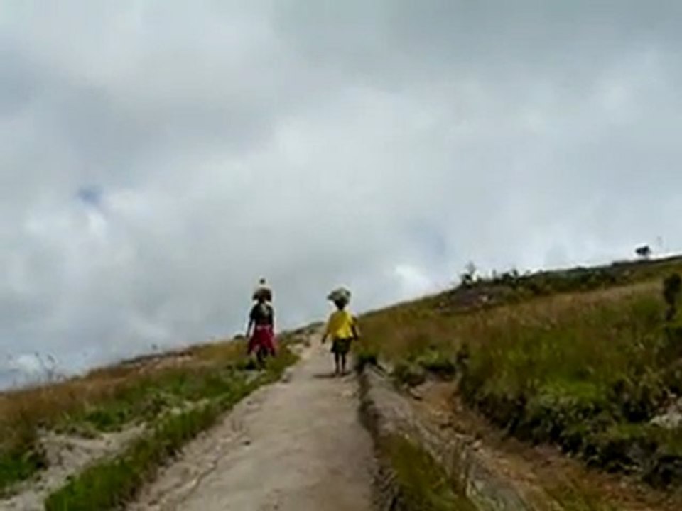 MADAGASCAR.Le défi du randonneur en montagne...