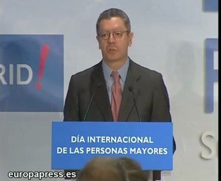 Gallardón galardona a Asociación de Viudas de Madrid