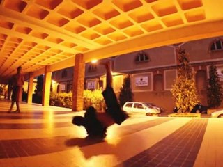 Entrainage breakdance power move "flare"