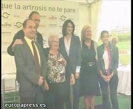 Bertín y Fabiola, con los enfermos de artrosis