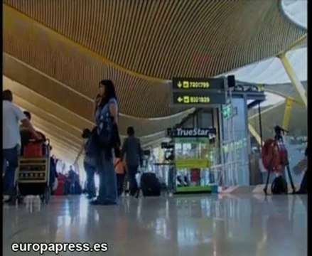 Se reduce el descenso de tráfico aeroportuario
