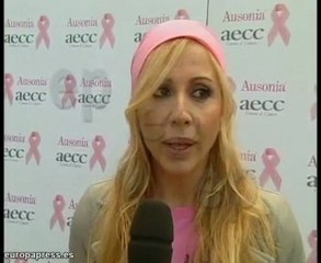 CENTENARES DE PERSONAS FORMAN UN LAZO HUMANO ROSA CONTRA EL