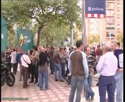 Agricultores concentrados frente a la comisaría