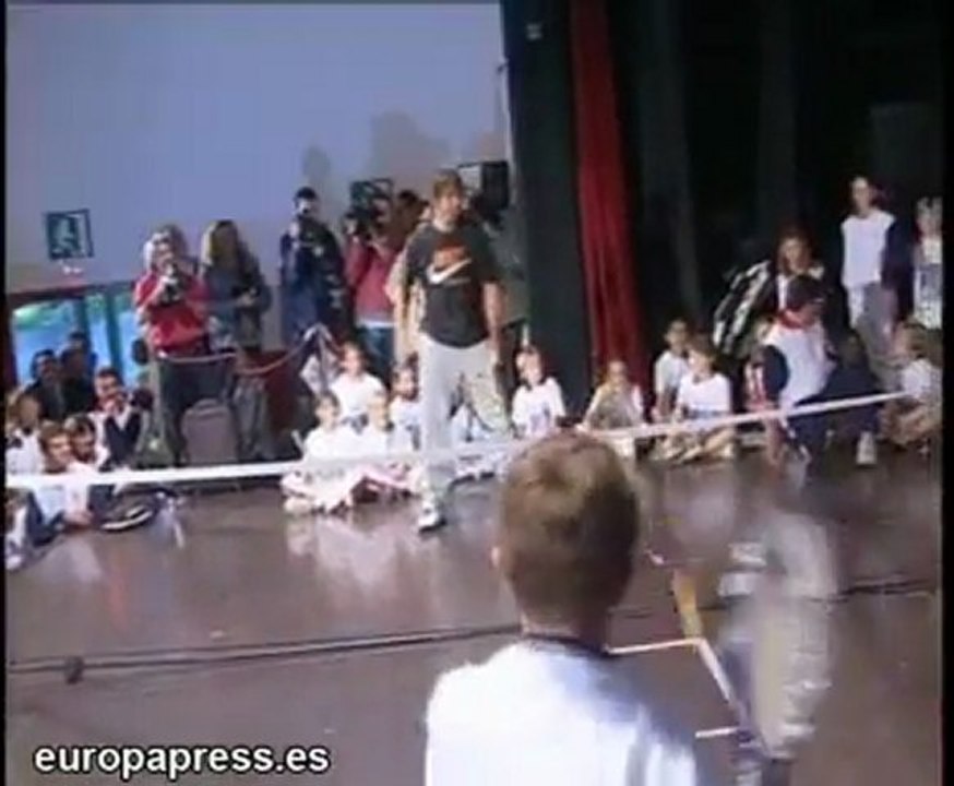 Nadal juega al tenis con los más pequeños