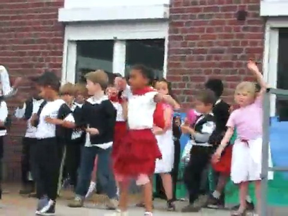 Danse du loup, le renard et la belette.