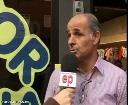 Regalan ropa infantil a sus clientes