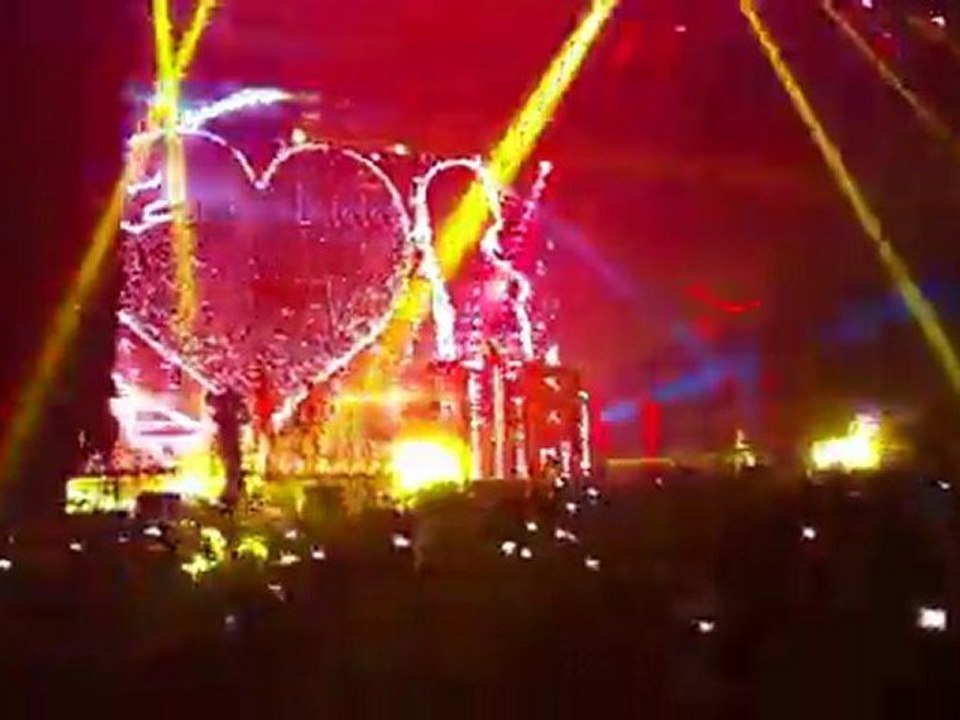 F*** Me i'm Famous 2011 - Love don't let me go