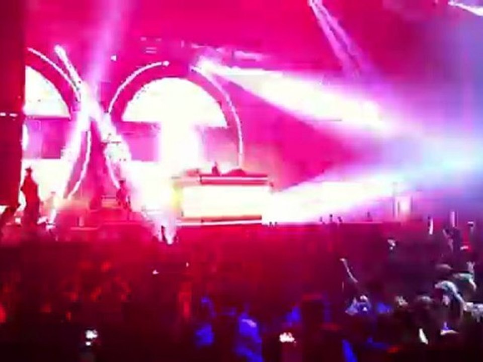 F*** Me i'm Famous 2011 - When love takes over