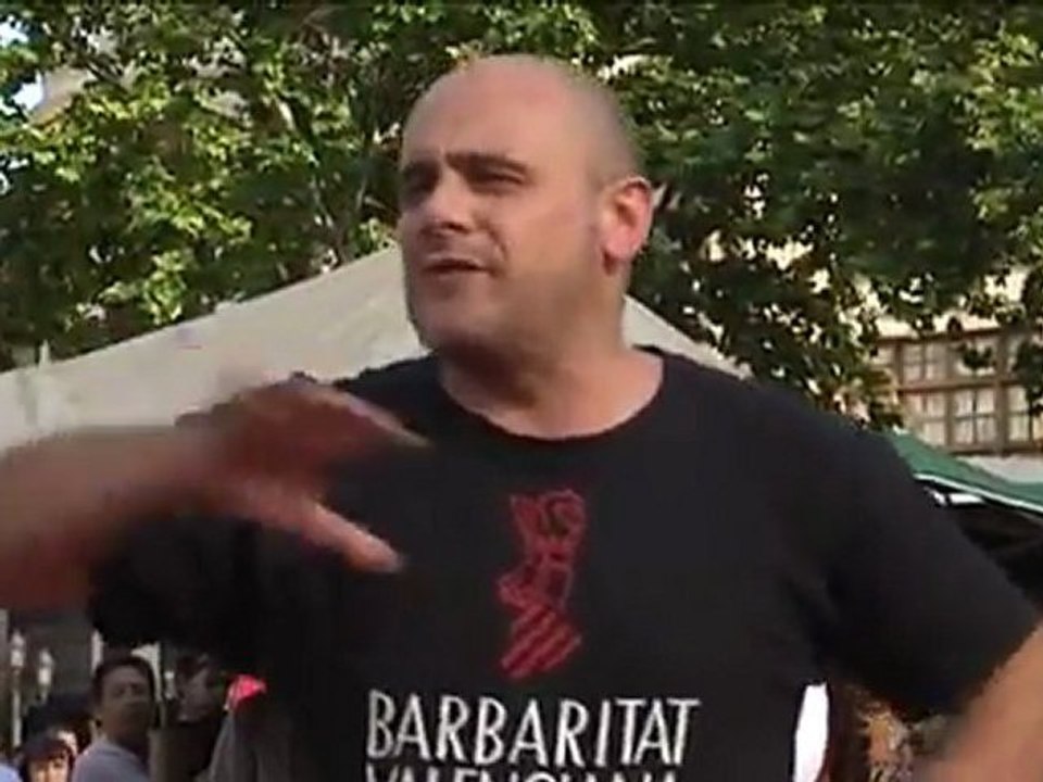 Xavi Castillo a la plaça 15 de maig. Acampada Valencia. 28/05