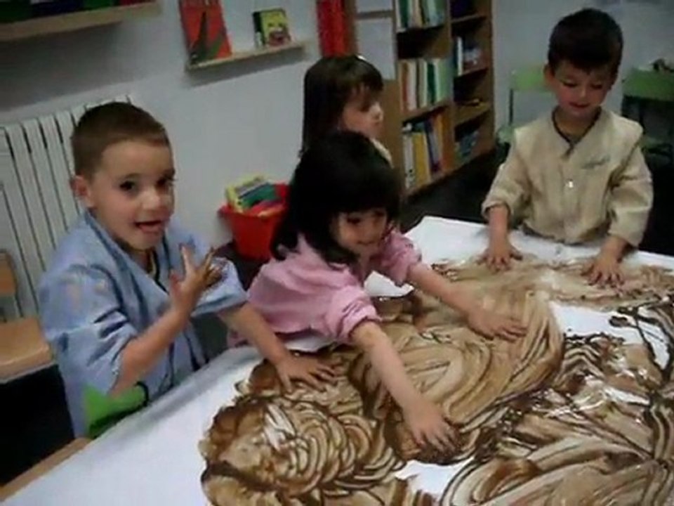 jugant amb la xocolat a