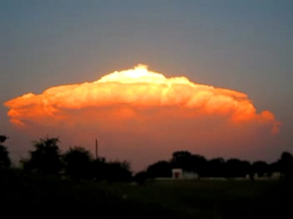 This odd cloud grows from the center, glows and forms a UFO!