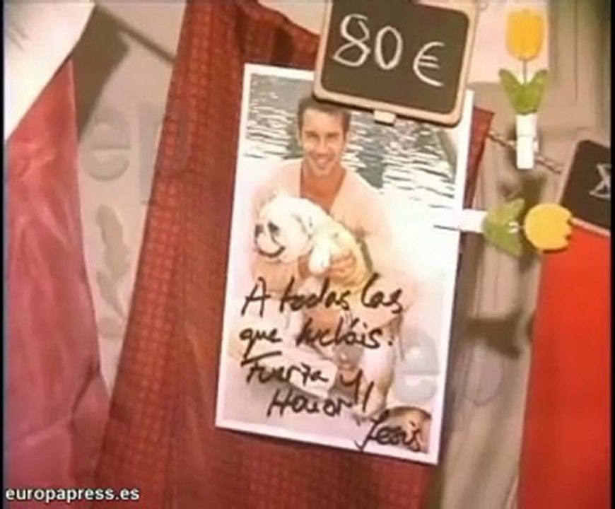 Subastan pañuelos de famosos