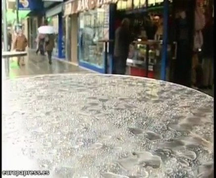 Los sevillanos reciben encantados la lluvia