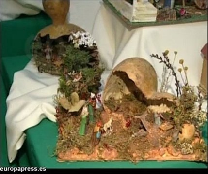 Fraile hace belenes para familias pobres