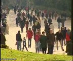 Niños madrileños disfrutan regalos en El Retiro